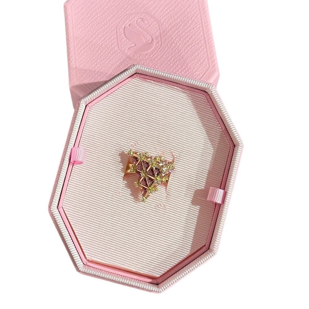 Swarovski Curiosa cocktail ring Triangle cut, Red, Gold-tone plated Size 8 / 58